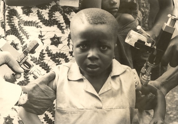 jonge west, Afrikaanse, Kameroens, jongen, proces, ontvangen, vaccinaties