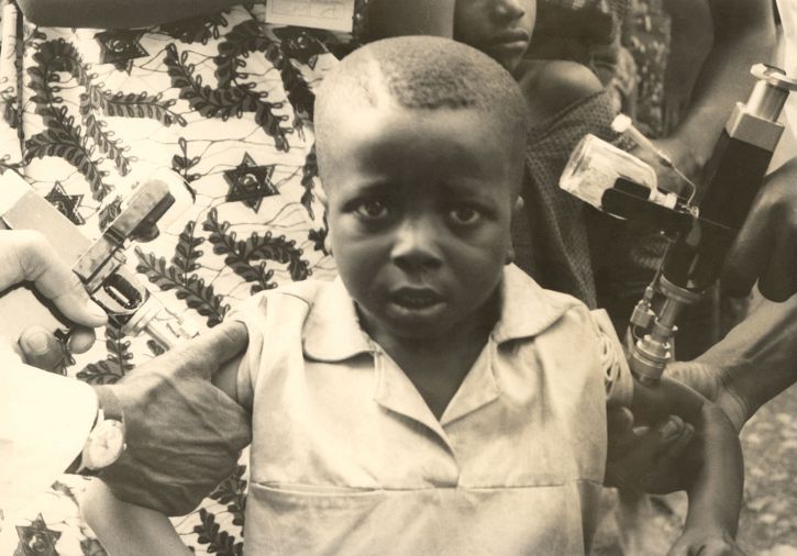 muda, Barat, Afrika, Kamerun, anak laki-laki, proses, menerima, vaksinasi