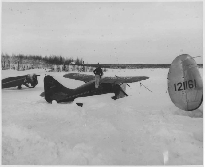 człowiek stoi, samolot, śnieg, vintage zdjęcie