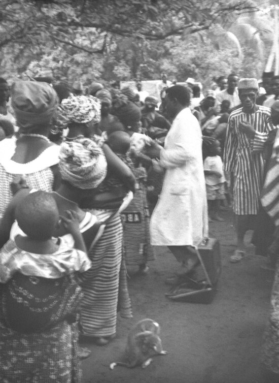 nigerians, receiving, smallpox, vaccinations
