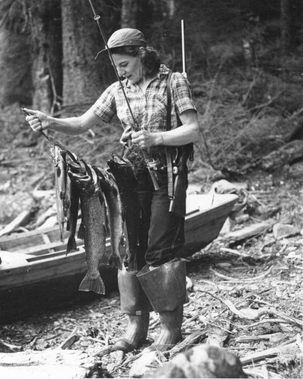 gammal, Foto, Kvinna, holding, fiskare, Fångad, fisk