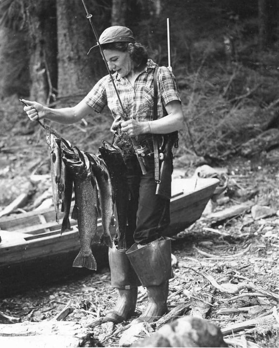 παλιά, φωτογραφία, γυναίκα, κρατώντας, ψαράς, αλιεύονται, ψάρια